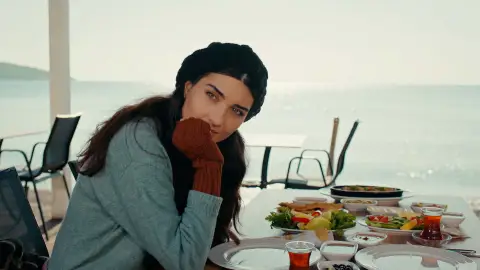 Sancar consigue que Mavi abra su corazón y le empiece a contar su historia Sancar consigue que Mavi abra su corazón y le empiece a contar su historia