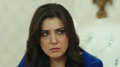 Nefise se entera del traumático pasado de Muzaffer Nefise se entera del traumático pasado de Muzaffer