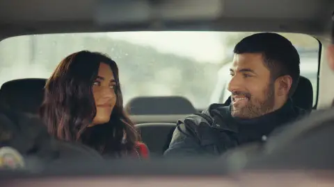 Mavi es trasladada a la comisaría para aclarar su identidad con Sancar como testigo y compañero Mavi es trasladada a la comisaría para aclarar su identidad con Sancar como testigo y compañero