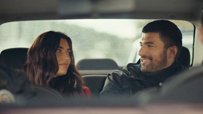 Mavi es trasladada a la comisaría para aclarar su identidad con Sancar como testigo y compañero