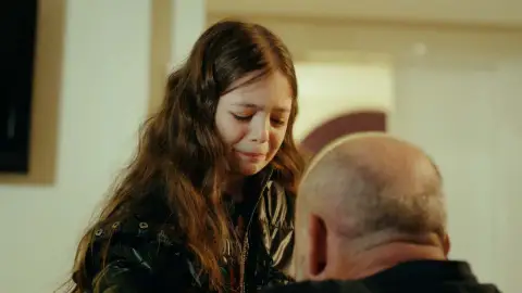 Melek le pide a Güven que la lleve con Nare: "Quiero estar con mi madre" Melek le pide a Güven que la lleve con Nare: "Quiero estar con mi madre"