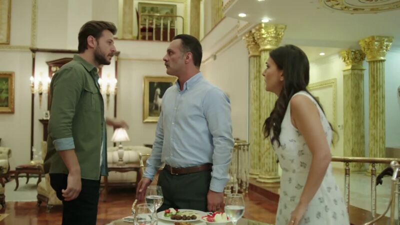 Onur defiende a Emre ante Muzaffer: 