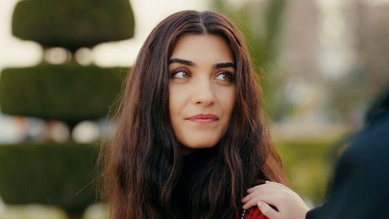 Halise y Melek conocen a Mavi y la invitan a cenar: 