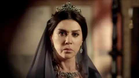 Valide, la madre de Solimán, se desmaya cuando iba a delatar a Ibrahim Valide, la madre de Solimán, se desmaya cuando iba a delatar a Ibrahim