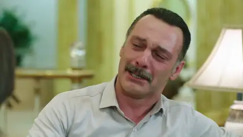 Nefise descubre que Emre en realidad es Murat, el hijo desaparecido de Muzaffer Nefise descubre que Emre en realidad es Murat, el hijo desaparecido de Muzaffer