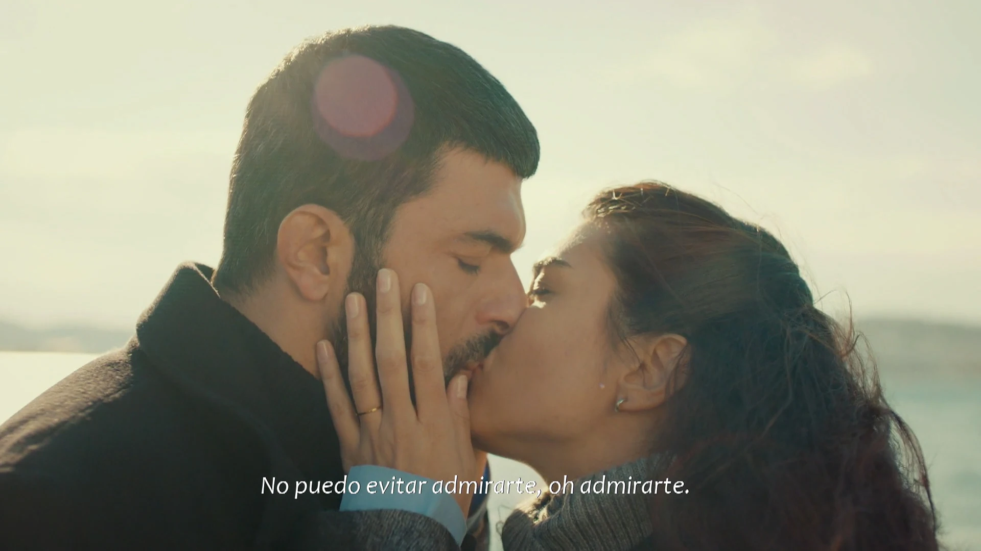 &iexcl;Por fin! Mavi y Sancar deciden dejar de esconder su amor y se besan