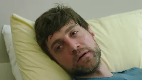Ahmet decide mentir sobre el disparo para alejar a Onur de Zeynep Ahmet decide mentir sobre el disparo para alejar a Onur de Zeynep