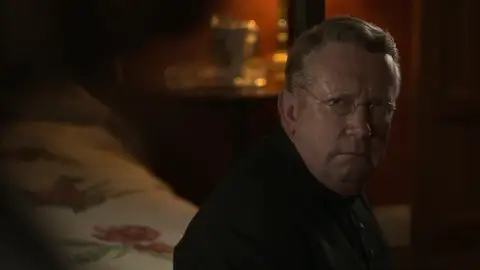 La viuda de Leonard Kingstown se confiesa con el Padre Brown: "Leonard escapó a la india" La viuda de Leonard Kingstown se confiesa con el Padre Brown: "Leonard escapó a la india"