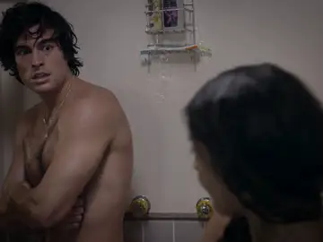 Un malentendido lleva a Mateo y a Valeria a enfrentarse a una situación incómoda en la ducha
