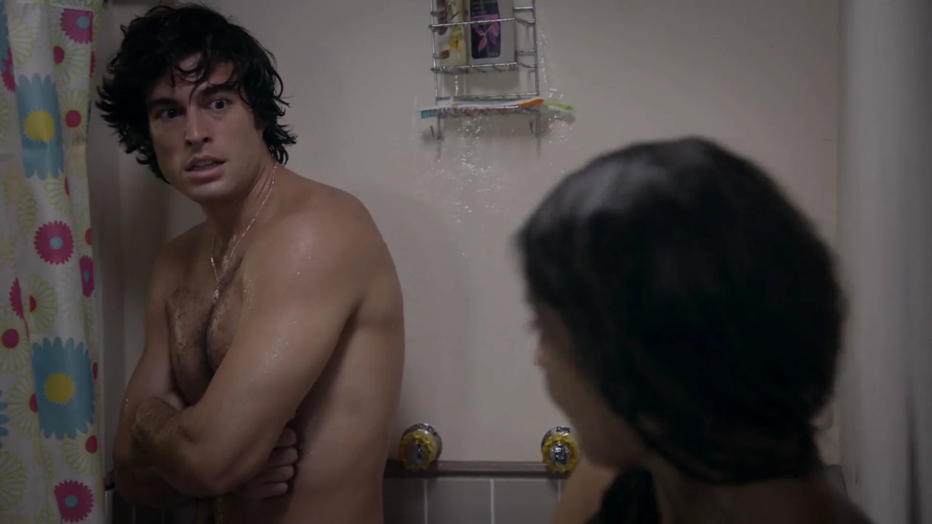 Un malentendido lleva a Mateo y a Valeria a enfrentarse a una situación incómoda en la ducha