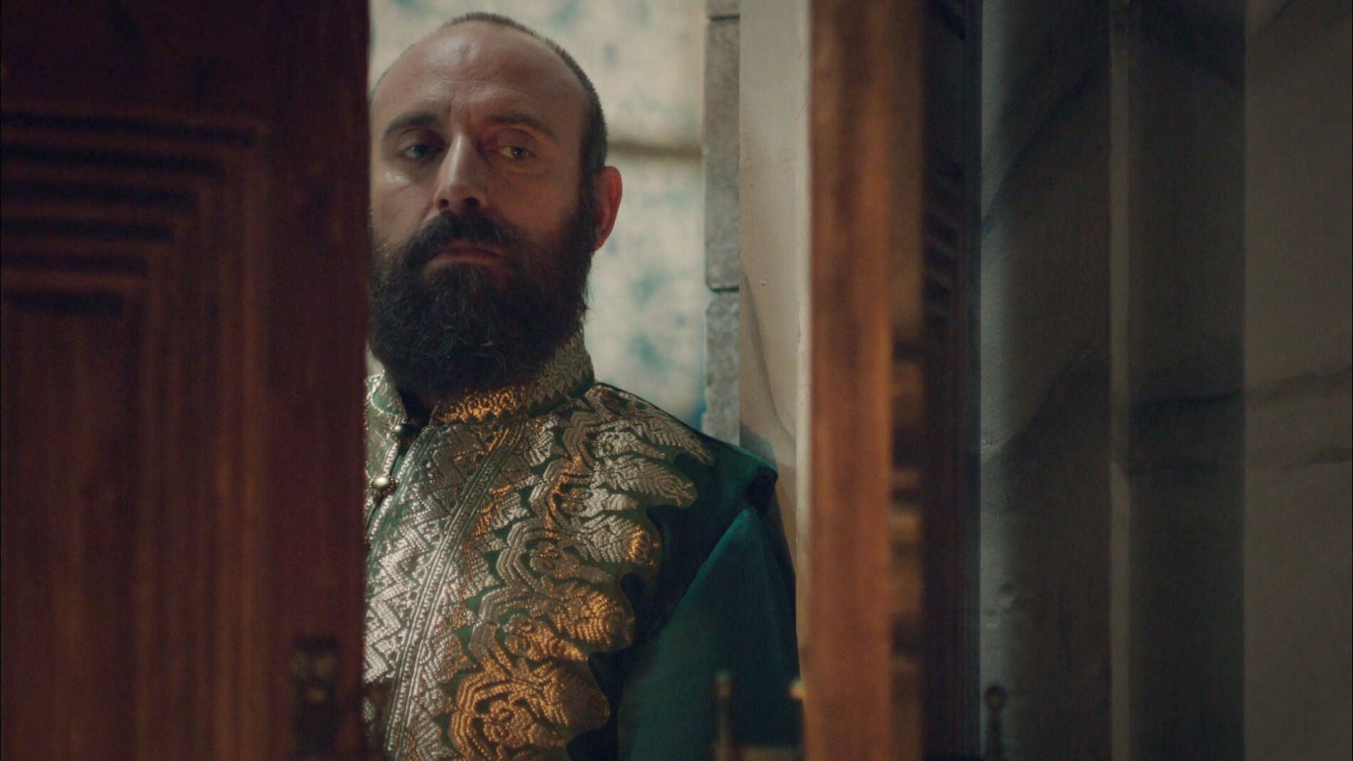 El sultán queda asombrado al descubrir a la nueva concubina tocando el arpa