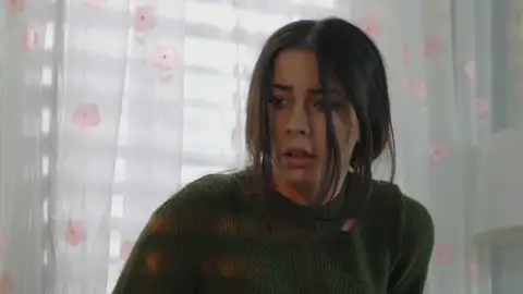 Ahmet intenta abusar de Zeynep mientras la tiene secuestrada Ahmet intenta abusar de Zeynep mientras la tiene secuestrada