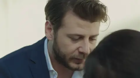 Onur apoya incondicionalmente a Zeynep tras enterarse del incidente con Ahmet Onur apoya incondicionalmente a Zeynep tras enterarse del incidente con Ahmet