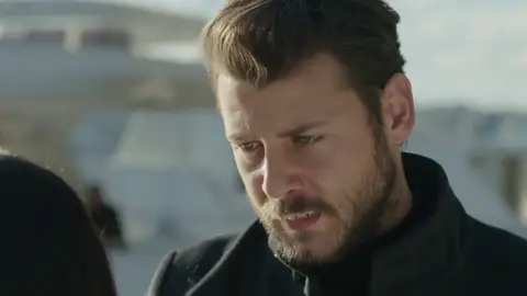 Onur le pregunta a Zeynep "¿Qué soy yo para ti?" Onur le pregunta a Zeynep "¿Qué soy yo para ti?"