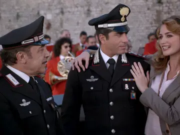 Lia se las arregla para que el capitán Giulio les ayude con una despedida de soltera Lia se las arregla para que el capitán Giulio les ayude con una despedida de soltera