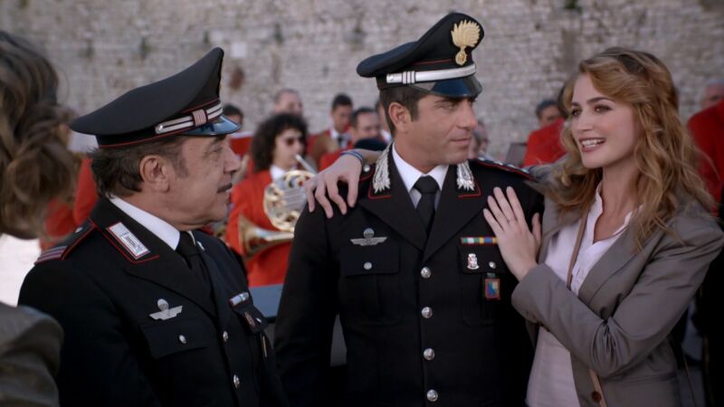 Lia se las arregla para que el capitán Giulio les ayude con una despedida de soltera