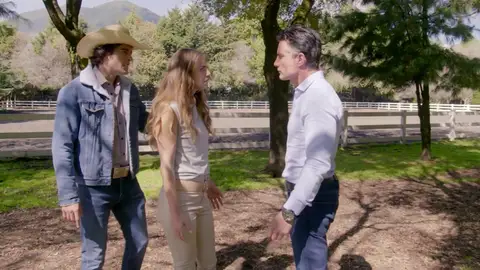 Mateo intenta hacer recordar a Valeria pero termina a golpes con Leonel Mateo intenta hacer recordar a Valeria pero termina a golpes con Leonel