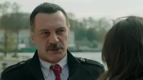 El irracional ataque de celos de Muzaffer consigue enfadar a Nefise El irracional ataque de celos de Muzaffer consigue enfadar a Nefise