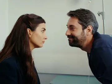 Sedat no se da por vencido e intenta chantajear a Mavi para que deje a Sancar Sedat no se da por vencido e intenta chantajear a Mavi para que deje a Sancar