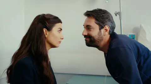 Sedat no se da por vencido e intenta chantajear a Mavi para que deje a Sancar Sedat no se da por vencido e intenta chantajear a Mavi para que deje a Sancar