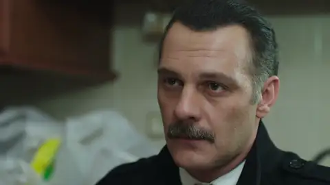 La complicada situación de Mert consigue suavizar el corazón y la furia de Muzaffer La complicada situación de Mert consigue suavizar el corazón y la furia de Muzaffer
