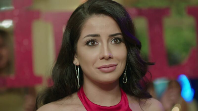 Onur le pide matrimonio a Zeynep bajo la atenta mirada de Ahmet