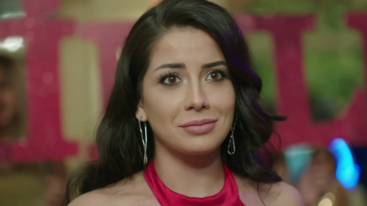 Onur le pide matrimonio a Zeynep bajo la atenta mirada de Ahmet