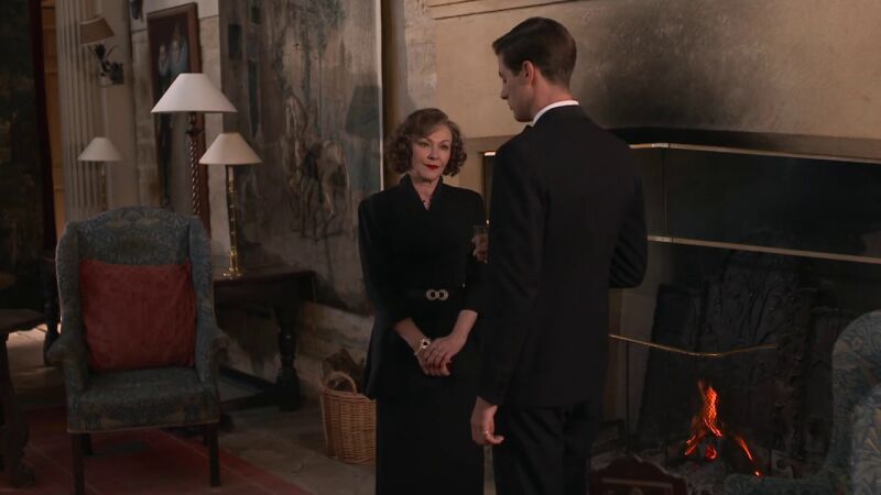 Bobby tiene miedo de no gustar a la joven por ser un adicto al alcohol