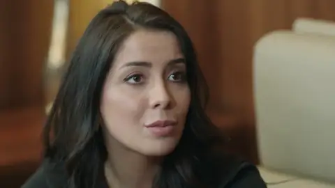 Zeynep y Onur intentan que Ahmet de un paso en falso y así poder descubrirlo Zeynep y Onur intentan que Ahmet de un paso en falso y así poder descubrirlo