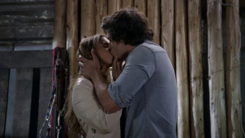 Valeria le confiesa su amor a Mateo y se funden en un apasionado beso