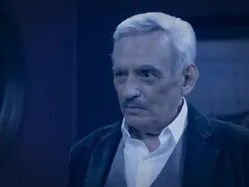 El fantasma de Don Patricio se le aparece a Leonel para darle una valiosa lección El fantasma de Don Patricio se le aparece a Leonel para darle una valiosa lección