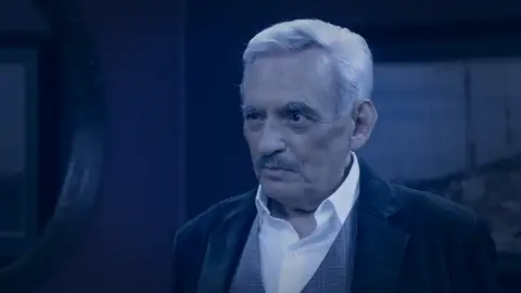 El fantasma de Don Patricio se le aparece a Leonel para darle una valiosa lección El fantasma de Don Patricio se le aparece a Leonel para darle una valiosa lección