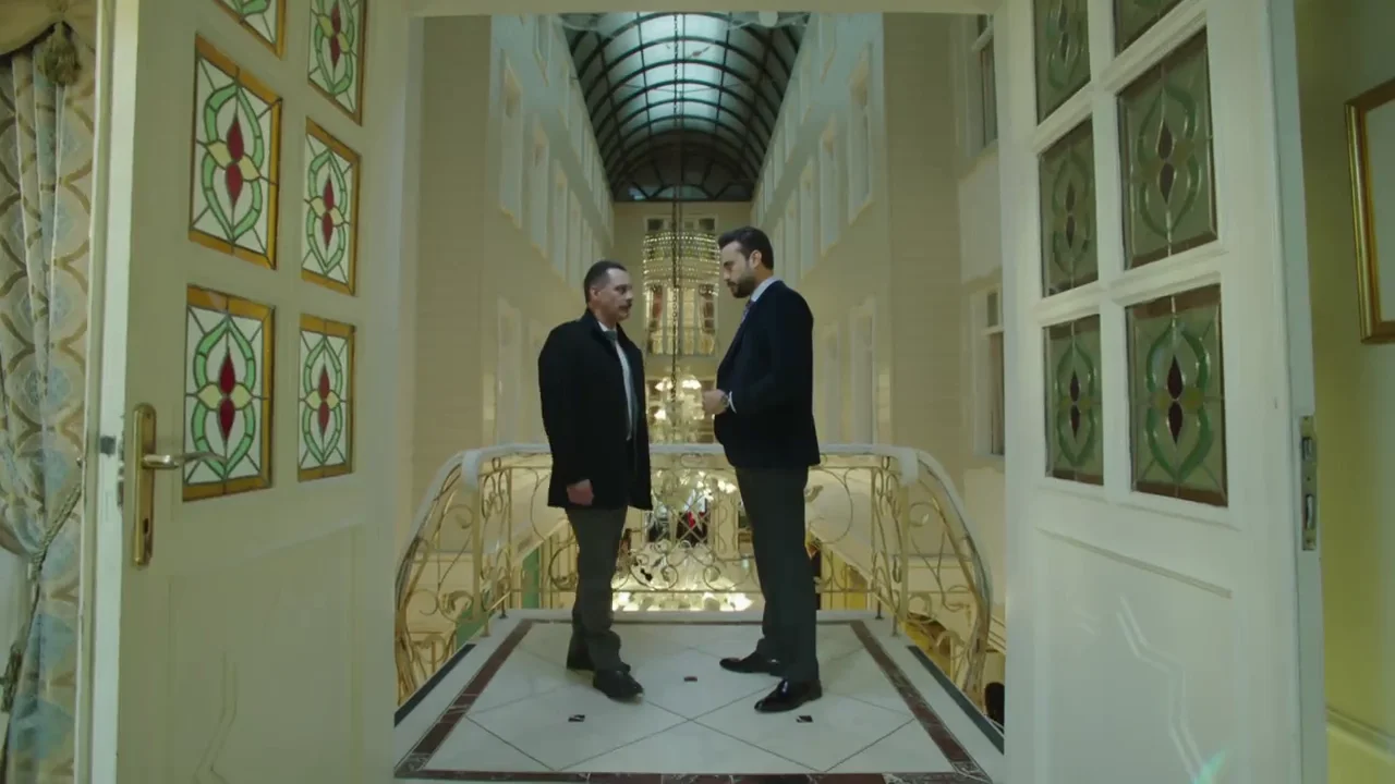 Muzaffer advierte a Cemal de que no le va a dejar manipular a Emre