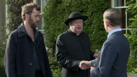 Una conversación un tanto incómoda para Padre Brown que hace de portavoz entre un preso y su abogado Una conversación un tanto incómoda para Padre Brown que hace de portavoz entre un preso y su abogado