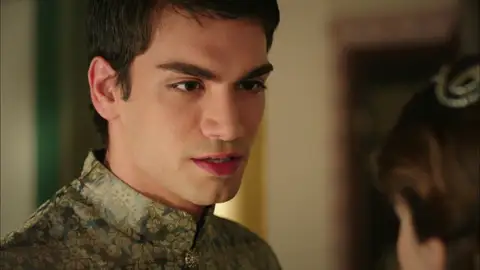 Mehmet descubre que su hermana Mihrimah le ha engañado Mehmet descubre que su hermana Mihrimah le ha engañado