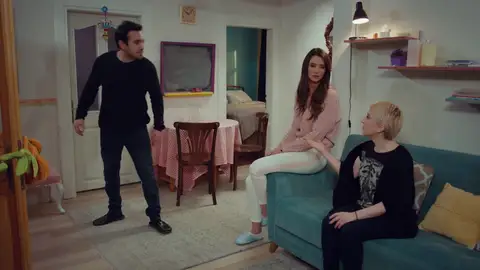 Demir exige una explicación a Zeynep: “¿Por qué estás aquí, qué es lo que quieres?” Demir exige una explicación a Zeynep: “¿Por qué estás aquí, qué es lo que quieres?”