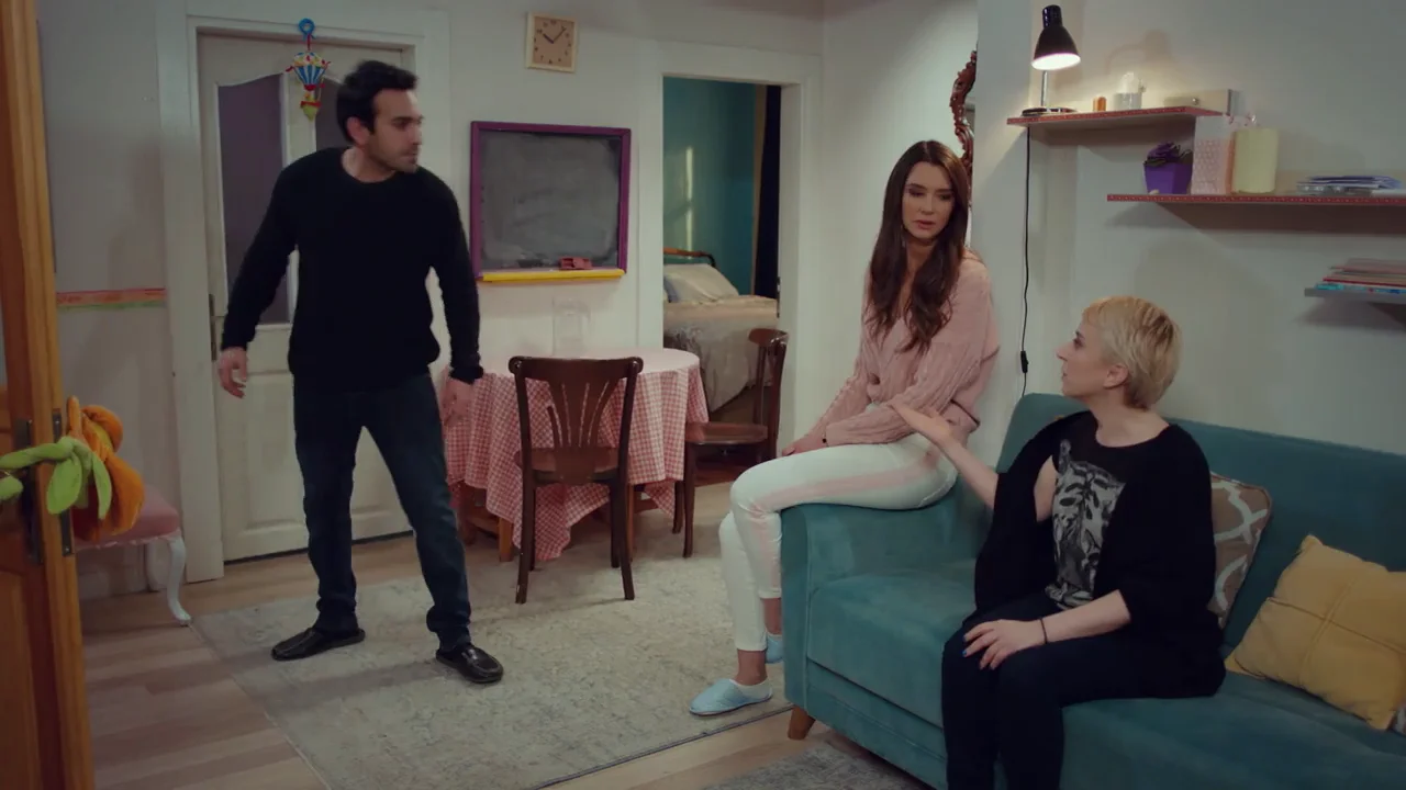 Demir exige una explicaci&oacute;n a Zeynep: &ldquo;&iquest;Por qu&eacute; est&aacute;s aqu&iacute;, qu&eacute; es lo que quieres?&rdquo;