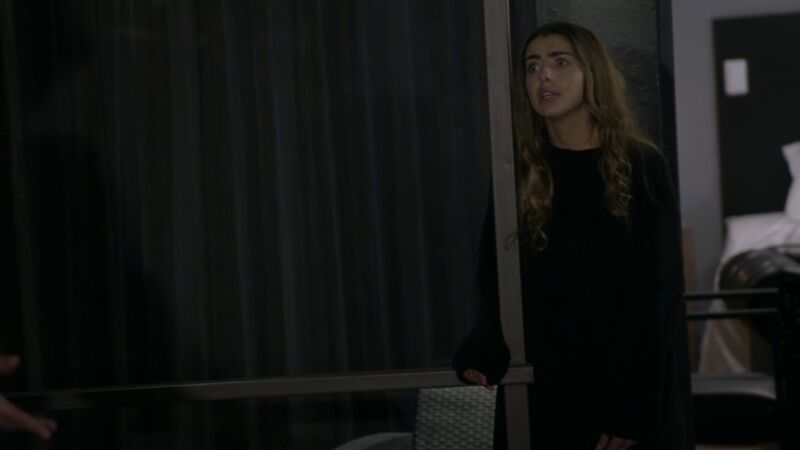 Mateo aparece en la habitación de Valeria y monta un espectáculo por culpa del alcohol