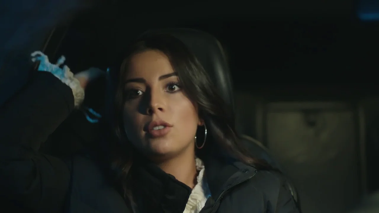 Zeynep y Onur tienen un accidente de coche mientras ten&iacute;an una fuerte discusi&oacute;n 
