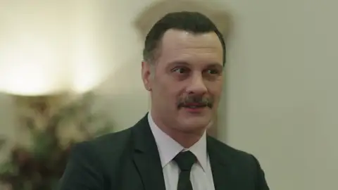 ¡El sueño de Muzaffer se hace realidad! Emre acepta irse a vivir con ellos y la familia al completo vivirá junta ¡El sueño de Muzaffer se hace realidad! Emre acepta irse a vivir con ellos y la familia al completo vivirá junta