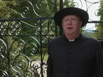 Alguien intenta vengarse del Padre Brown y del inspector Mallory por un crimen de hace muchos años Alguien intenta vengarse del Padre Brown y del inspector Mallory por un crimen de hace muchos años