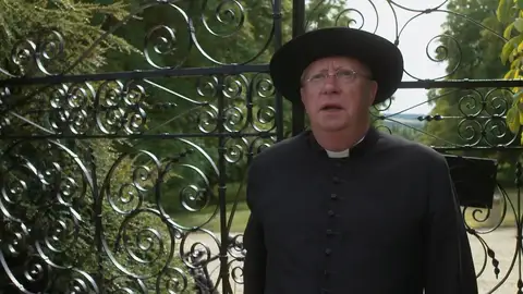 Alguien intenta vengarse del Padre Brown y del inspector Mallory por un crimen de hace muchos años Alguien intenta vengarse del Padre Brown y del inspector Mallory por un crimen de hace muchos años