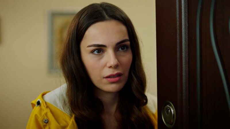 Ferit le hace una propuesta a Ayse: 