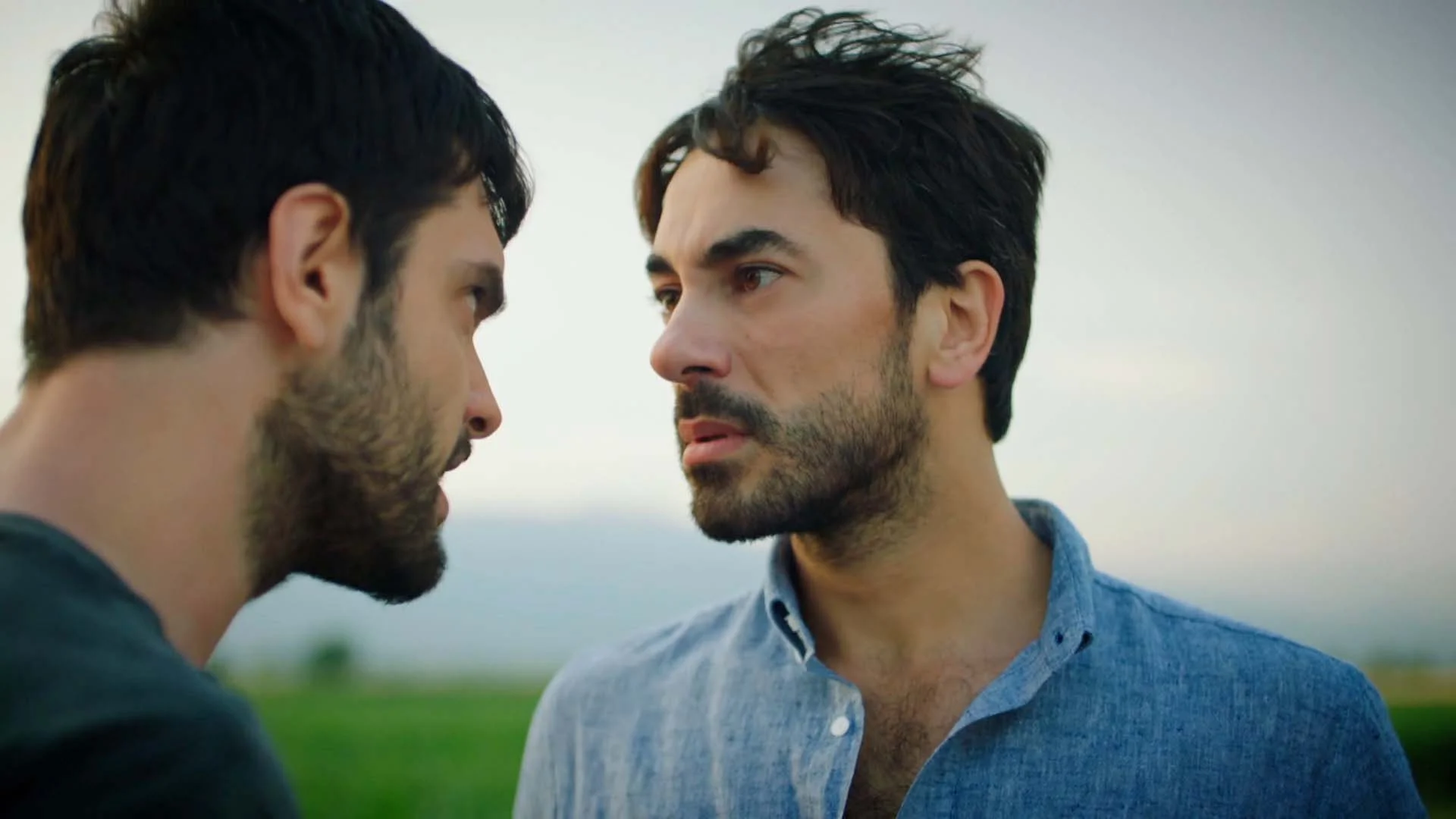 Yaman y Ferit acaban a golpes en la huida: "Lo has destrozado todo" Yaman y Ferit acaban a golpes en la huida: "Lo has destrozado todo"