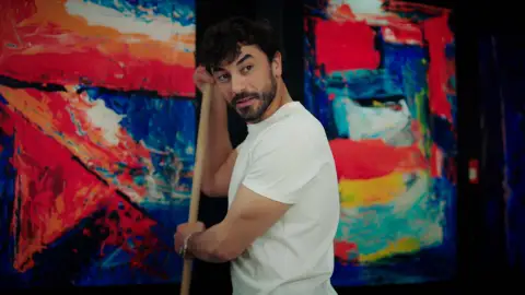 Ferit consigue olvidarse de su dolor gracias a la compañía de Ayse Ferit consigue olvidarse de su dolor gracias a la compañía de Ayse