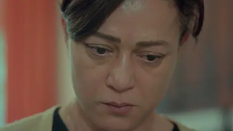 Bahar, a su madre: “Mi pobre padre se quitó la vida por lo que le hiciste” Bahar, a su madre: “Mi pobre padre se quitó la vida por lo que le hiciste”