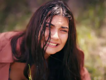 Mavi, impotente tras ponerse de parto, le suplica a Sedat que no se lleve a Melek Mavi, impotente tras ponerse de parto, le suplica a Sedat que no se lleve a Melek