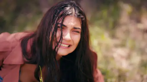 Mavi, impotente tras ponerse de parto, le suplica a Sedat que no se lleve a Melek Mavi, impotente tras ponerse de parto, le suplica a Sedat que no se lleve a Melek