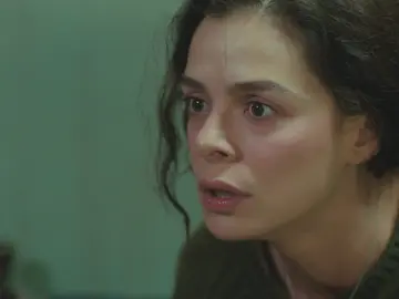 La tremenda bronca de Bahar a Nisan por culpa de Doruk: “¿Por qué has tirado la foto de papá?” La tremenda bronca de Bahar a Nisan por culpa de Doruk: “¿Por qué has tirado la foto de papá?”