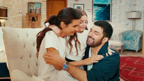 Melek, Mavi y Sancar la hija del embajador